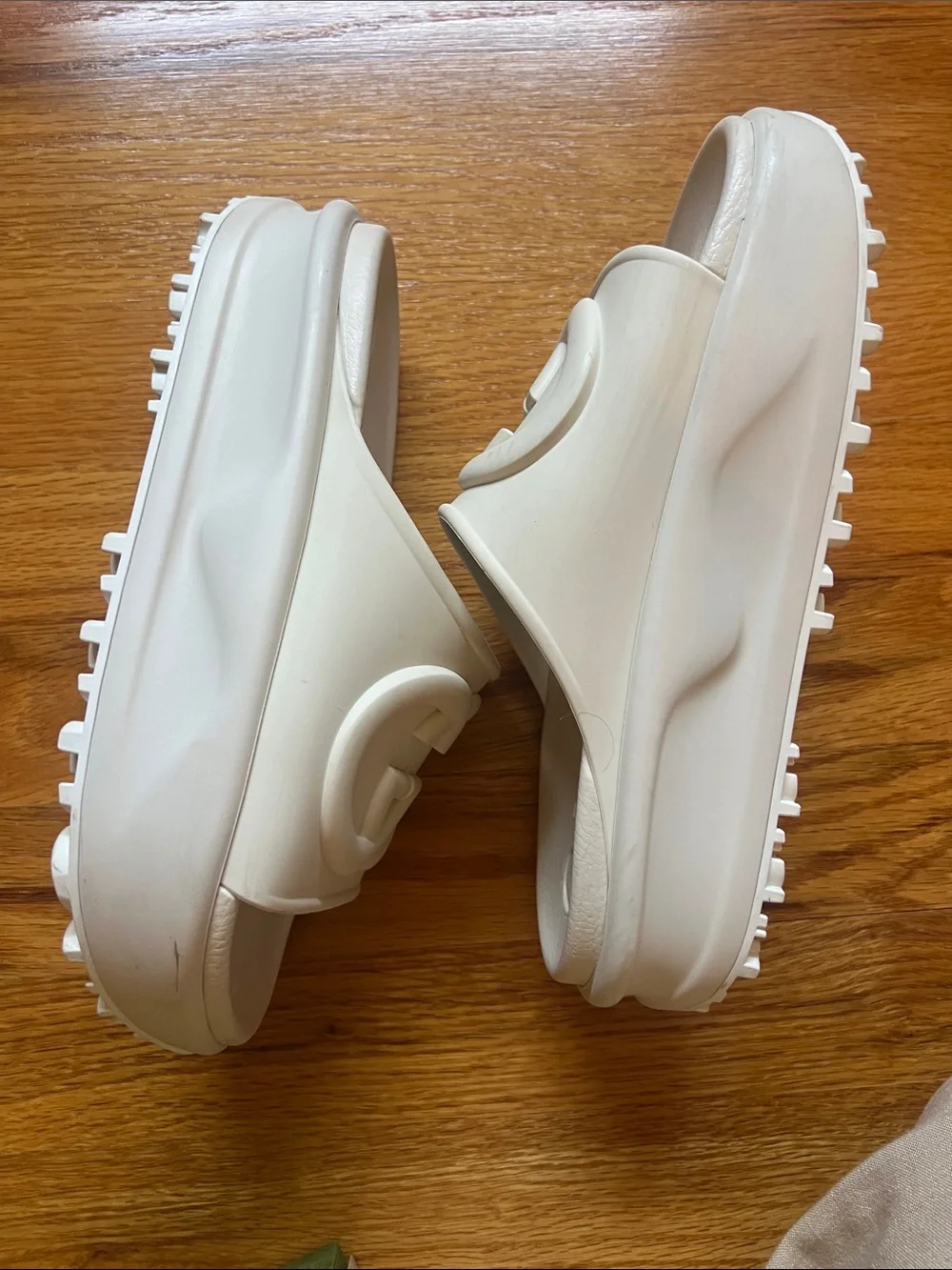 Gucci Cream Interlocking G Rubber Slide Miami size 36 comes with box